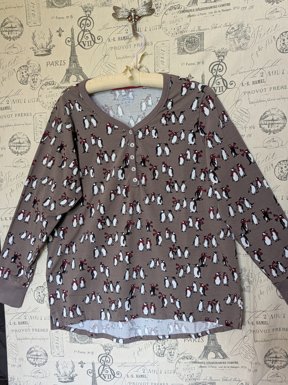 Vera Bradley Tan V-Neck 5-Button Henley Shirt with Penguin Print - Size L